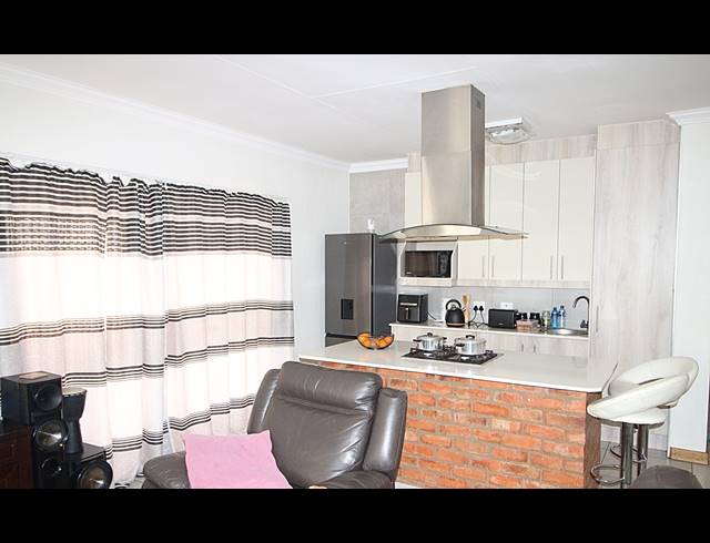 3 BEDROOM SECTIONAL TITLE FOR SALE IN POMONA